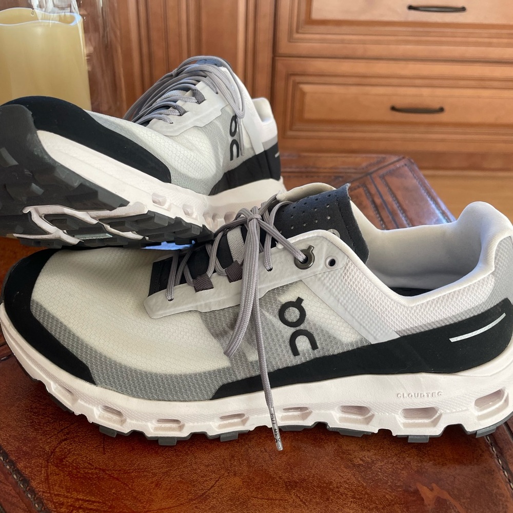 On Cloudtec: Worn 3 times. A little big. Perfect condition! Sz 10